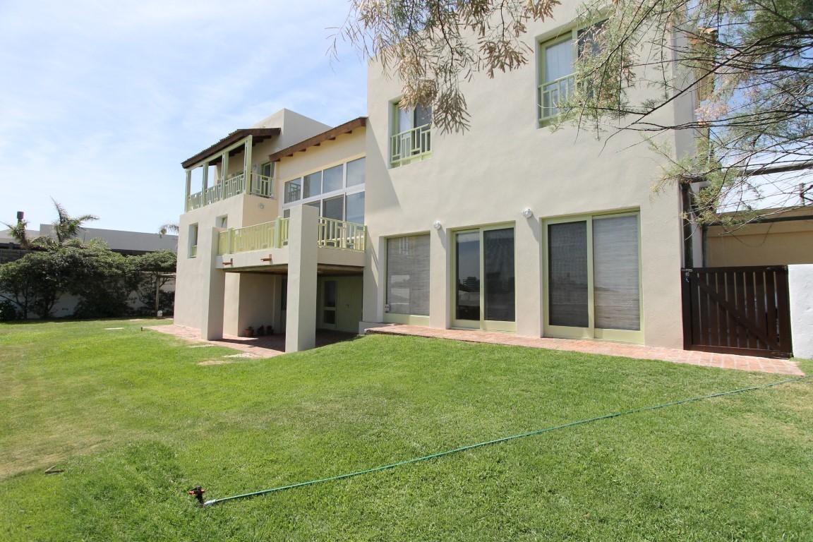 Cómoda casa en alquiler a pasitos del agua en La Barra.